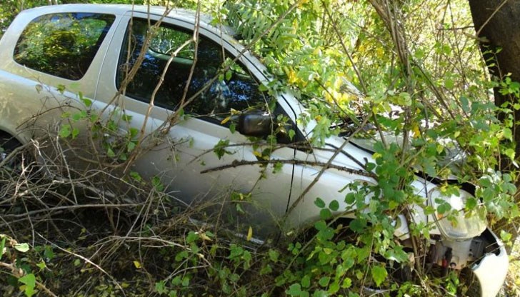 Водачът и неговата спътничка са ранени, настанени са в болница с различни травми