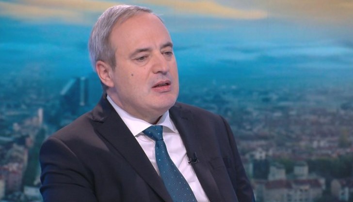 Чудя се, след всичките тези унижения, на които доброволно се подложи тази мъжка секретарка, как ще продължи след няколко седмици, когато бъде отново ректор на най-уважаваното учебно заведение Чудя се, след всичките тези унижения, на които доброволно се подложи тази мъжка секретарка, как ще продължи след няколко седмици, когато бъде отново ректор на най-уважаваното учебно заведение