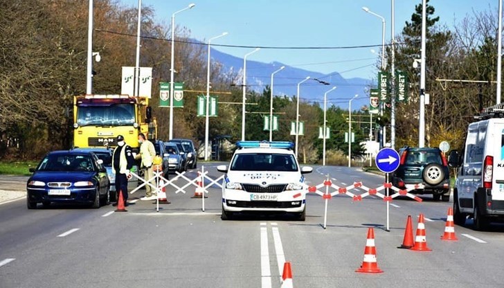 Спомняме си първото затваряне  когато имаше КПП-та, икономиката беше блокирана заради забраната за работа на ресторанти, хотели, фитнеси, театри, кина, когато дори нямахме право на разходка в парка, а цели градове бяха охранявани и ни насърчаваха да не излизаме от вкъщи