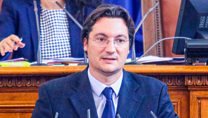 Всъщност критикуват Румен Радев по постиженията, за които най-много заслужава да се гласува за него - не спести критиката и не прегази Конституцията Всъщност критикуват Румен Радев по постиженията, за които най-много заслужава да се гласува за него - не спести критиката и не прегази Конституцията