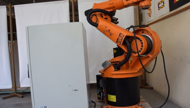 Роботът позволява към него да бъдат монтирани различни приспособления, които го превръщат в мултифункционален високотехнологичен инструмент
