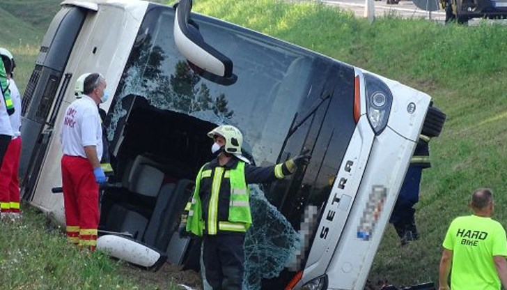 В района на инцидента са изпратени много линейки, както и екипи на полицията, жандармерията, пожарната