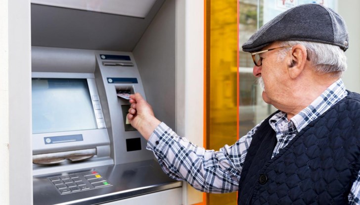 От началото на следващата година една от най-големите банки у нас въвежда и такса за теглене от банкомат за пенсионери