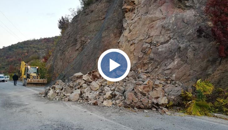 Срутище блокира Искърското дефиле
