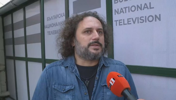 Според него държавата трябва да се намеси активно и да подпомогне хората, решили да дарят кръв