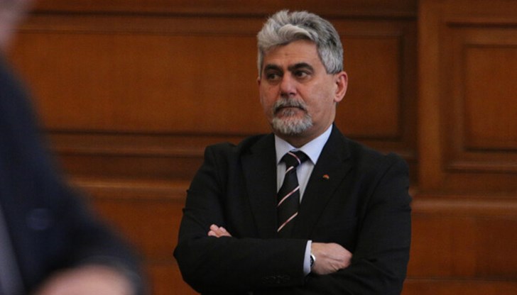 „Сред мотивите за уволнението му има и такива, от които би следвало да се заинтересува и Прокуратурата”, посочват още от ръководството на ВТУ „Сред мотивите за уволнението му има и такива, от които би следвало да се заинтересува и Прокуратурата”, посочват още от ръководството на ВТУ