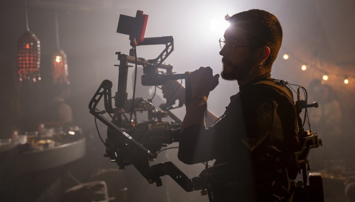 Използването на истински оръжия на снимачните площадки е редовна практика, но те би трябвало да се зареждат с патрони без куршум