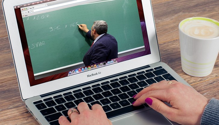 Според Центъра за безопасен интернет българските учители много по-бързо и гъвкаво са организирали средата за реално обучение и контакт през интернет
