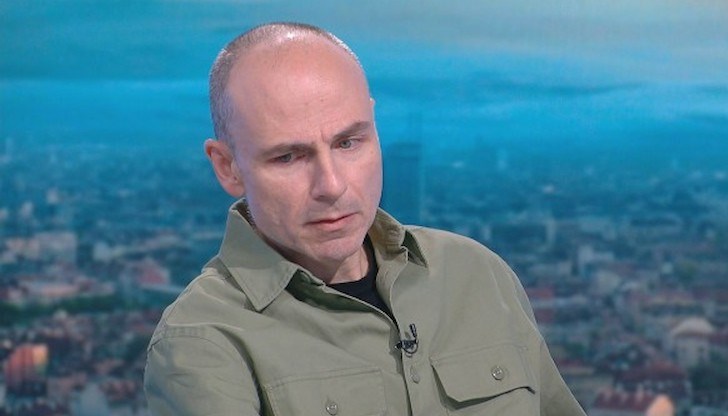 "Провокация е това, че лице като Делян Пеевски, което попадна под санкциите „Магнитски“ и за което има журналистически разследвания, е водач на листа. Това показва неуважение към правовия ред“, категоричен е доц. Чолаков