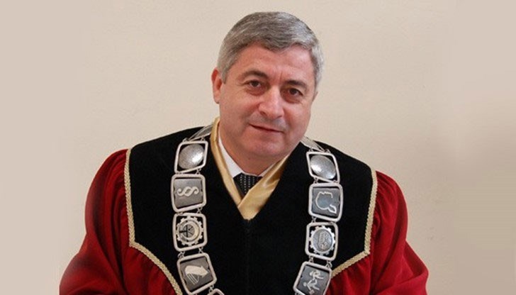 Той е дългогодишен член на БСП, но беше в много топли, почти другарски отношения и с ГЕРБ