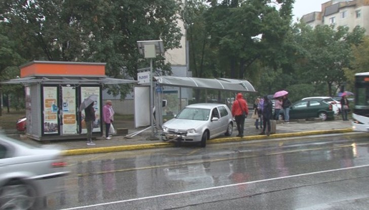 Час по-рано спирката е била пълна с ученици. За щастие, по време на инцидента на нея не е имало хора