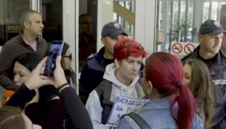 Протестът идва след тежкия инцидент, при който 18-годишен шофьор помете три момичета Протестът идва след тежкия инцидент, при който 18-годишен шофьор помете три момичета