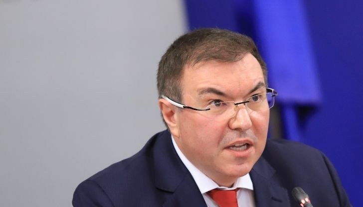 Естествено основна тема в коментарите му са действията на президента Румен Радев и служебния кабинет