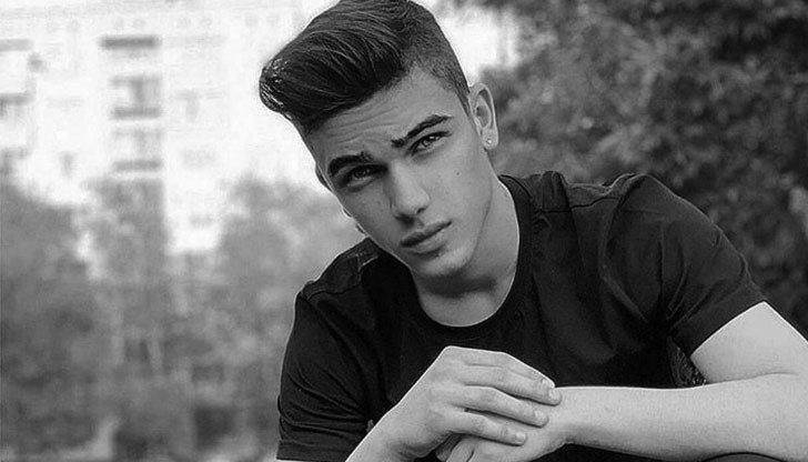 Майката на младия изпълнител се срина психически и припадна Майката на младия изпълнител се срина психически и припадна