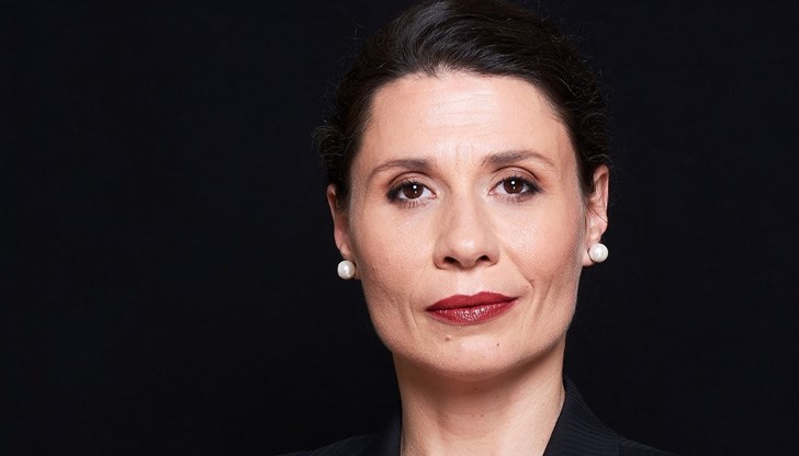 Преди година и нещо, когато всяка сутрин пред очите ни изкачаше ЩАБ от жестоко сърдити хора, някои с униформи, и ни обясняваше колко сме виновни, глупави и нефелни, хората истински се травмираха