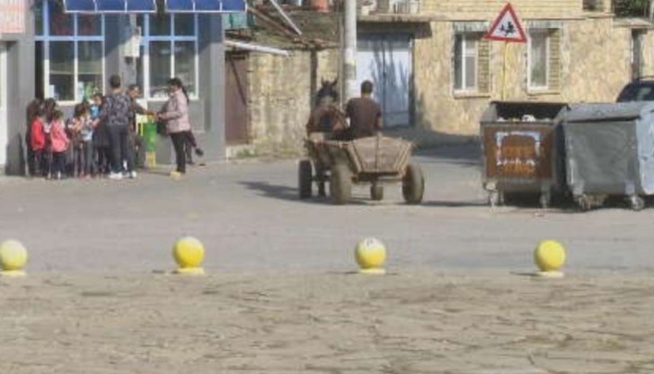 В селото живеят близо 5000 души, но до момента единственият ваксиниран беше кмета на населеното място В селото живеят близо 5000 души, но до момента единственият ваксиниран беше кмета на населеното място