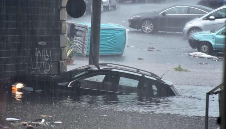 Тяло на мъж е открито под кола след проливните дъждове