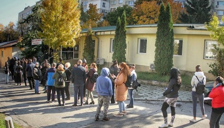 Хаос, опашки и напрежение съпровождат влизането в сила на задължителни зелени сертификати