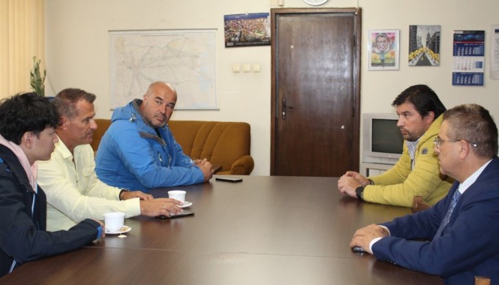 Заместник-кметът на Община Русе Димитър Недев се срещна с Мартин Маринов, технически секретар на Международната федерация по кану-каяк (ICF) и Хойчан Куон - регионален координатор на федерацията