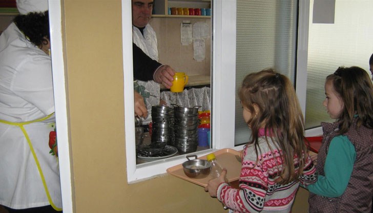 Установени са храни с изтекъл срок на годност и неправилно съхранение