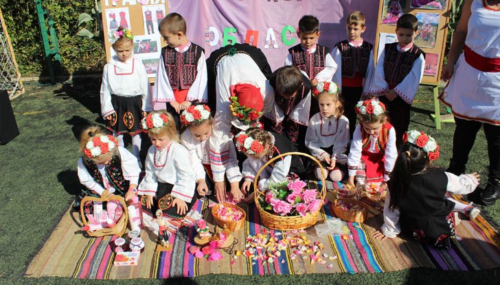 С фолклор и много настроение приключи проектът, реализиран от ДГ „Снежанка“