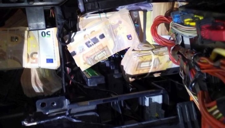 Във фабрични кухини в арматурното табло на шофьорската кабина в камиона са открити пачки с банкноти