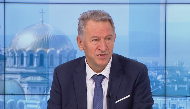 Той уточни, че на този етап няма предложение за въвеждане на зелен сертификат в училищата Той уточни, че на този етап няма предложение за въвеждане на зелен сертификат в училищата