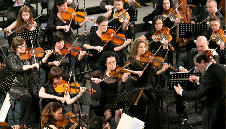 С концерт на оперната прима Красимира Стоянова, на маестро Емил Табаков, на цигуларя Светлин Русев и с участието на 71 музиканти от Русенския фестивален оркестър С концерт на оперната прима Красимира Стоянова, на маестро Емил Табаков, на цигуларя Светлин Русев и с участието на 71 музиканти от Русенския фестивален оркестър