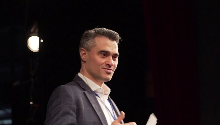 На 18 август той е катастрофирал със служебния автомобил "Фолксваген Пасат" на ДКК на магистрала "Тракия"