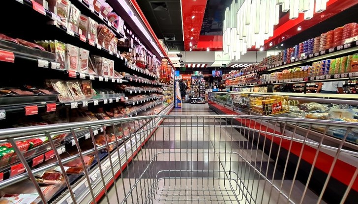 Като цяло хранителните продукти са поскъпнали с 4.4% за последните 12 месеца. Най-силно са скочили цените на слънчогледовото олио - 25.2%, хляба - 7.1%, зеленчуците - 11.6% и млечните продукти - 3.7%