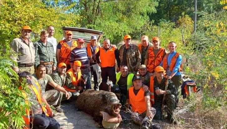 Дружинката на Методи Стойнев ударила три диви прасета Дружинката на Методи Стойнев ударила три диви прасета