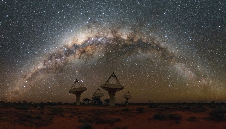 След като засичат шест радиосигнала от мистериозния източник за девет месеца астрономите се опитват да намерят обекта в спектъра на видимата светлина. Но не откриват нищо дори с по-чувствителния радиотелескоп MeerKAT в Южна Африка