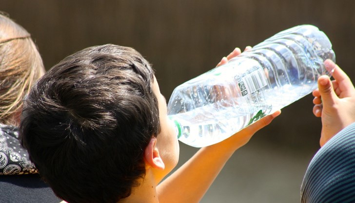 Деца, които не са пили вода, консумират почти два пъти повече калории, отколкото онези, които пият