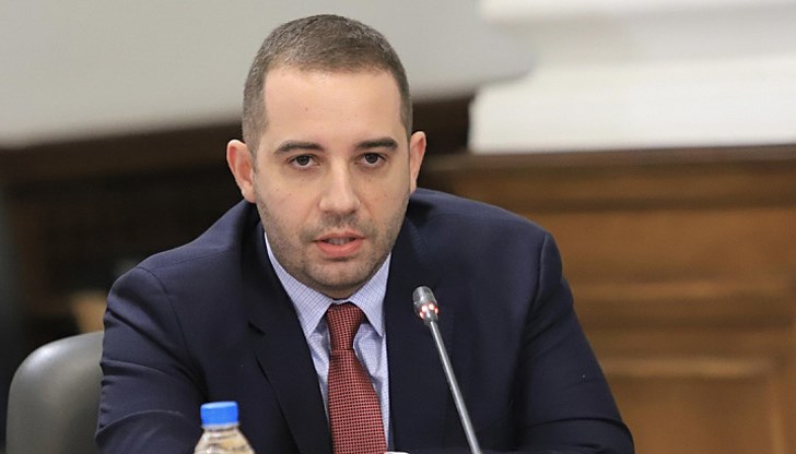 Той беше категоричен, че прилаганите у нас ваксини са със срок на годност, посочен в кратката характеристика на ваксините и в разрешението им за употреба