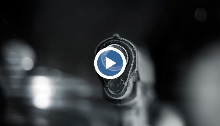 Мъжът е бил лекуван 4 пъти в лечебни заведения за своето психично заболяване, но когато излезе от клиниката, той отказва да пие лекарствата си и тормозът започва отново