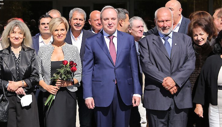 Ако подложим кандидатурата му на изпитания SWOT-анализ, ясно се очертават поне четири силни страни. Но има и най-малко три минуса