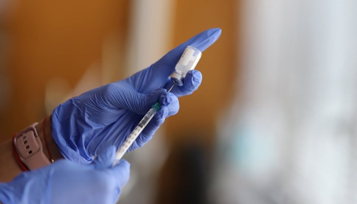 С подсилваща доза от COVID ваксините у нас към момента са близо 8000 българи