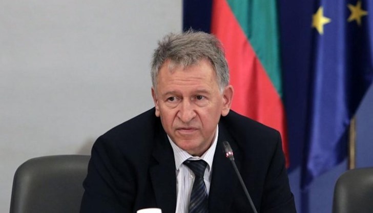 "Има натиск върху здравната система, той е от самото начало", каза служебният министър