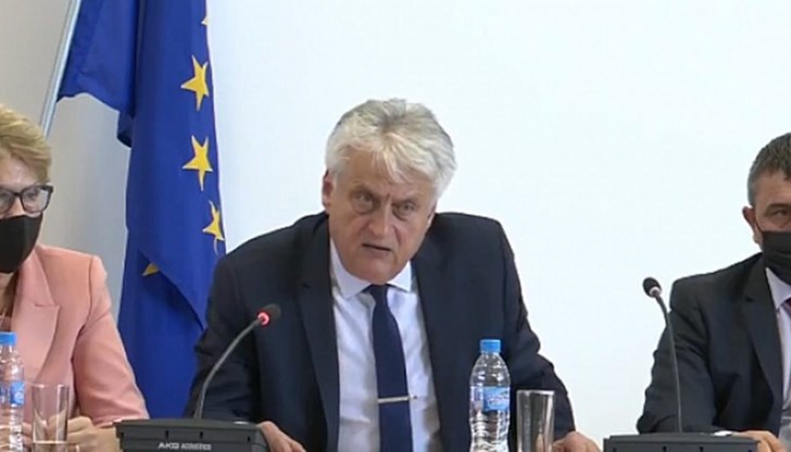 Никой не знае кой строи магистралата