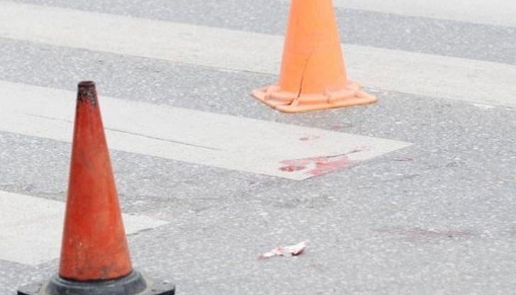 Жената пресичала на пешеходна пътека, когато количката връхлетяла върху нея, а виновникът избягал