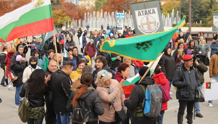От трибуната думата вземаха различни граждани, които обясниха, че въведените от служебния кабинет и МЗ мерки за зеления сертификат са фашизъм