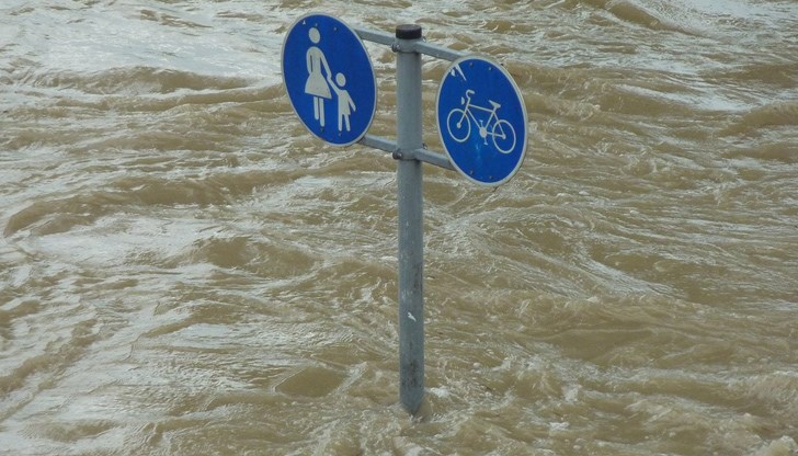 Наводнени са пътища и приземни етажи на сгради. Под вода са търговски обекти