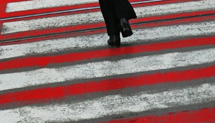 При движение назад „Фиат Дукато“, управляван от 45-годишен мъж, прегазва минаващата зад него пешеходка