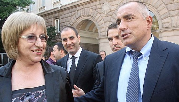 Това клише, с което персоналът на ГЕРБ описва ген. Румен Радев и своя собствен кандидат- президент, е сравнимо по глупостта и пошлостта си само с оная нелепа и смахната предизборна фраза - помните ли я? - "Шофьор на самолет срещу Майката на нацията"