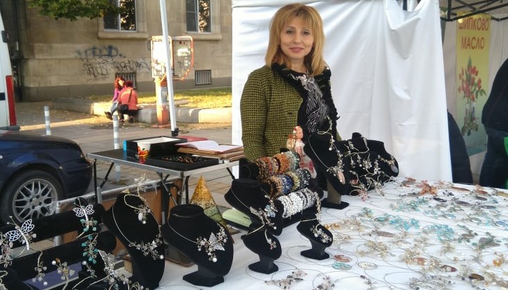 "Подарен камък носи любов и щастие и силата му е безкрайна. Затова подарявам когато някой си купува нещо. Имам потребността да давам. Това е смисълът - удовлетворението от работата и блясъкът в очите на хората, които ще носят моите бижута", казва Нели Янева