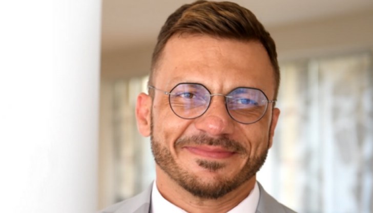 Няма такъв прецедент, описан в световната научна литература, в който за толкова кратък период да бъде приложена ваксина на такава огромна маса хора, коментира специалистът Няма такъв прецедент, описан в световната научна литература, в който за толкова кратък период да бъде приложена ваксина на такава огромна маса хора, коментира специалистът