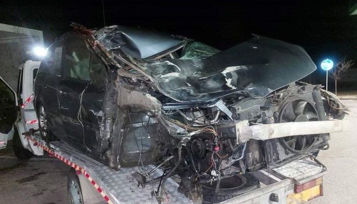 Предницата е намачкана до неузнаваемост, а част от тялото на магарето буквално е влязла в купето, разказват очевидци