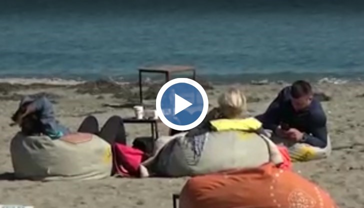 Десетки бургазлии край морето отмаряха през днешния ден