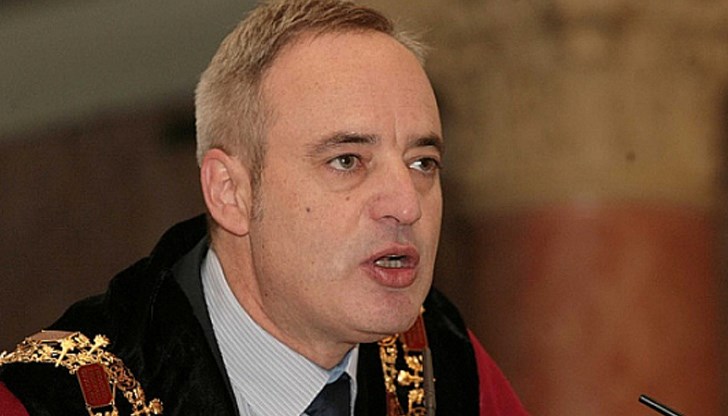 Патетичните мотиви, които той изговаря от вчера, са клише, ако позволите повечко искреност... Ясно е също, че решението е на Бойко Борисов - в ГЕРБ друга практика няма