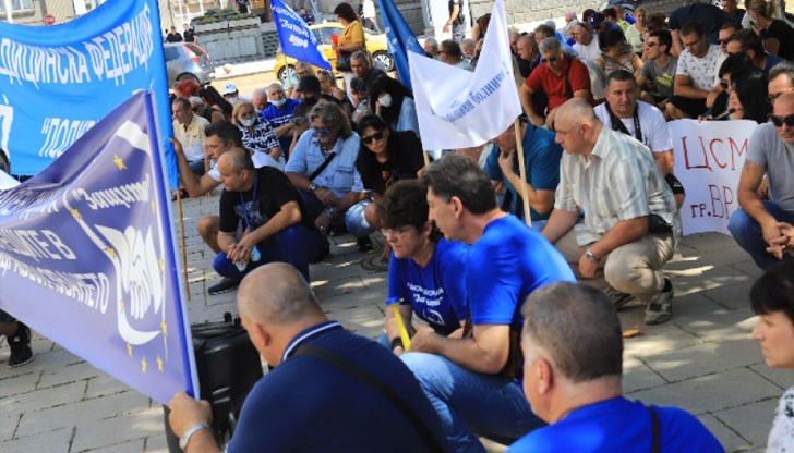 Лекари, медицински сестри, шофьори на линейки и санитари се чувстват излъгани от здравния министър